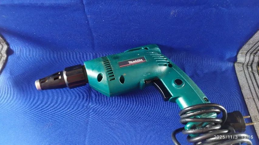 PARAFUSADEIRA ELETRICA MOD. 6821 570W PARA DRYWALL 127V MAKITA - Foto 4