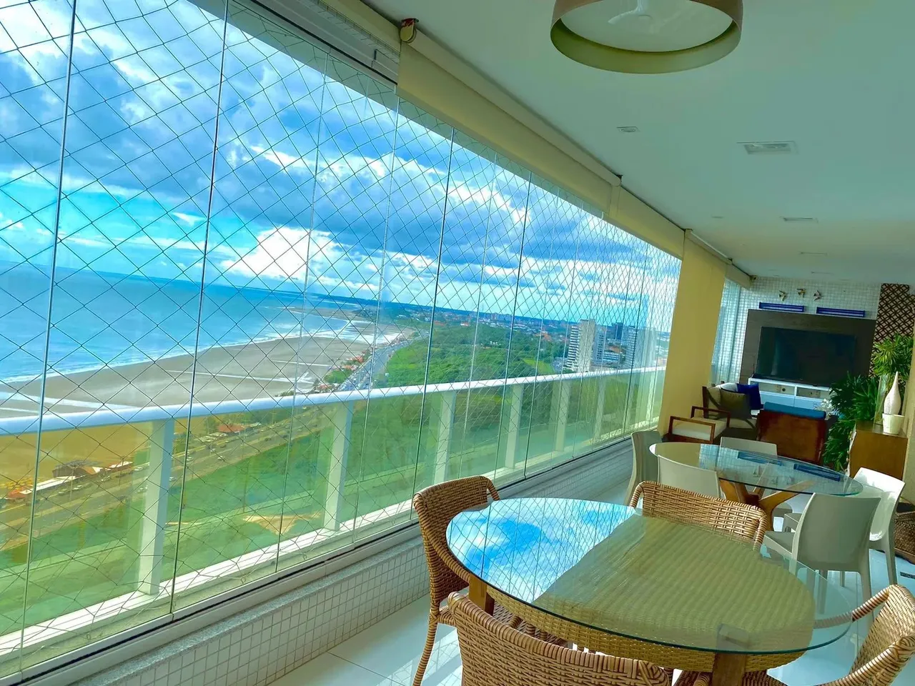 ALUGO OU VENDO APARTAMENTO NA PONTA DO FAROL COM 400 METROS