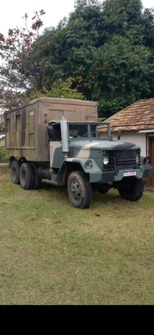 Caminhão militar americano REO M35 6x6