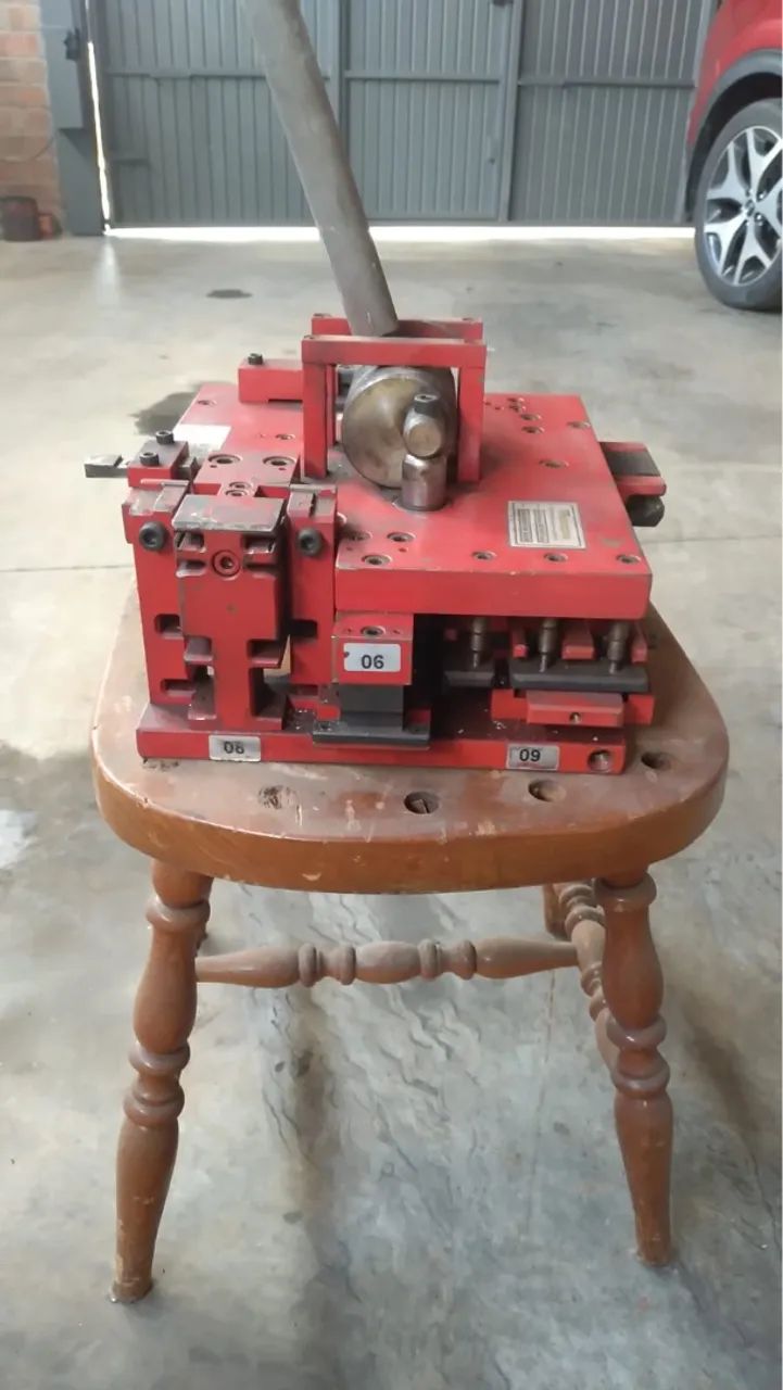 Máquina Industrial para Dobrar Metal - Estampo pra esquadrias de alumínio - Foto 2