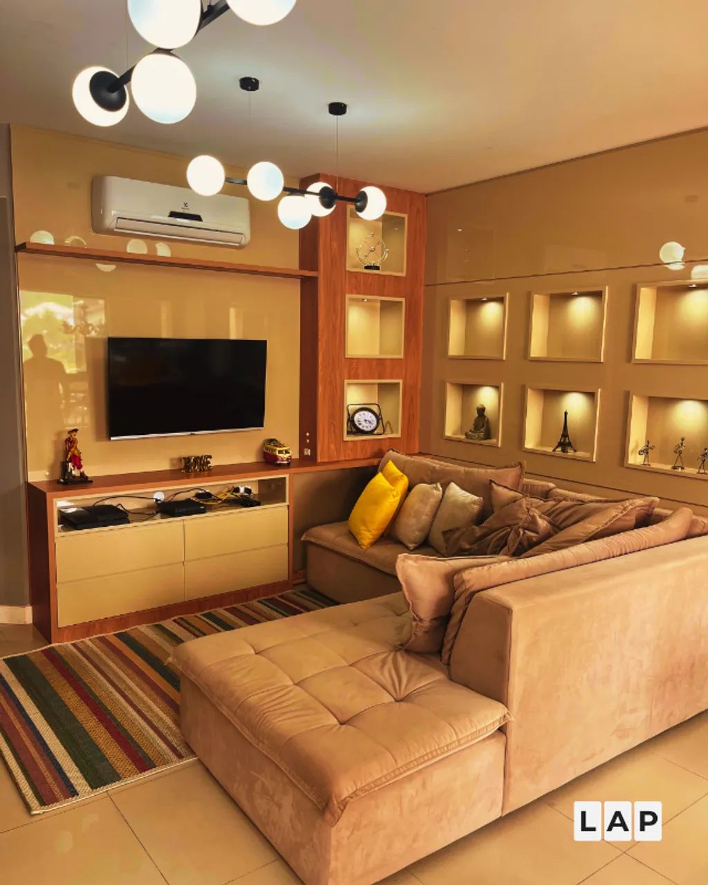 Sala planejada completa com acabamento premium - Projeto exclusivo LAP
