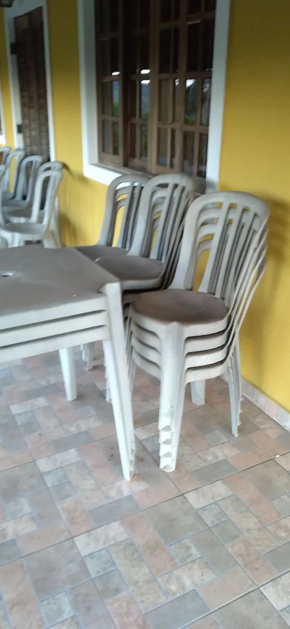 Cadeiras Plásticas Brancas