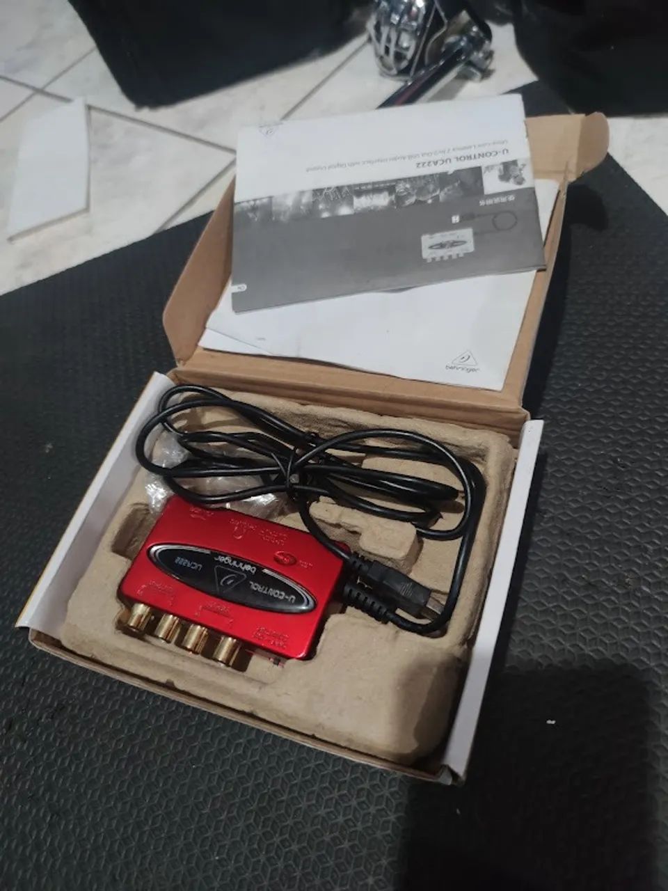 Interface de áudio U-Control UCA222 com manuais e cabos
