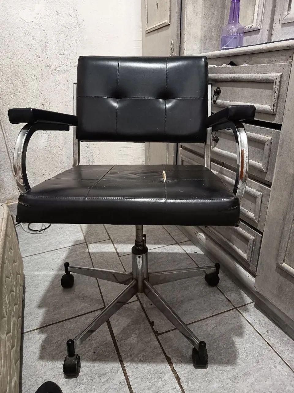 Cadeira giratória de couro