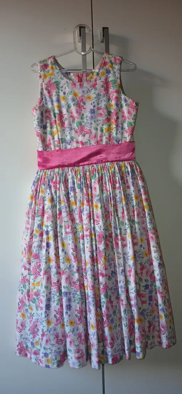 Vestido infantil floral com cinto rosa