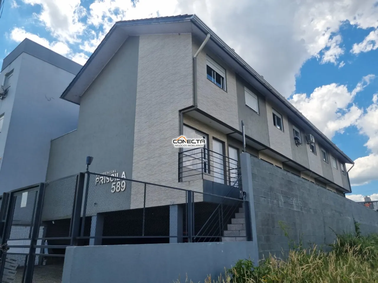 Sobrado Triplex com entrada coletiva no bairro Desvio Rizzo, 2 dormitórios, sala e cozinha