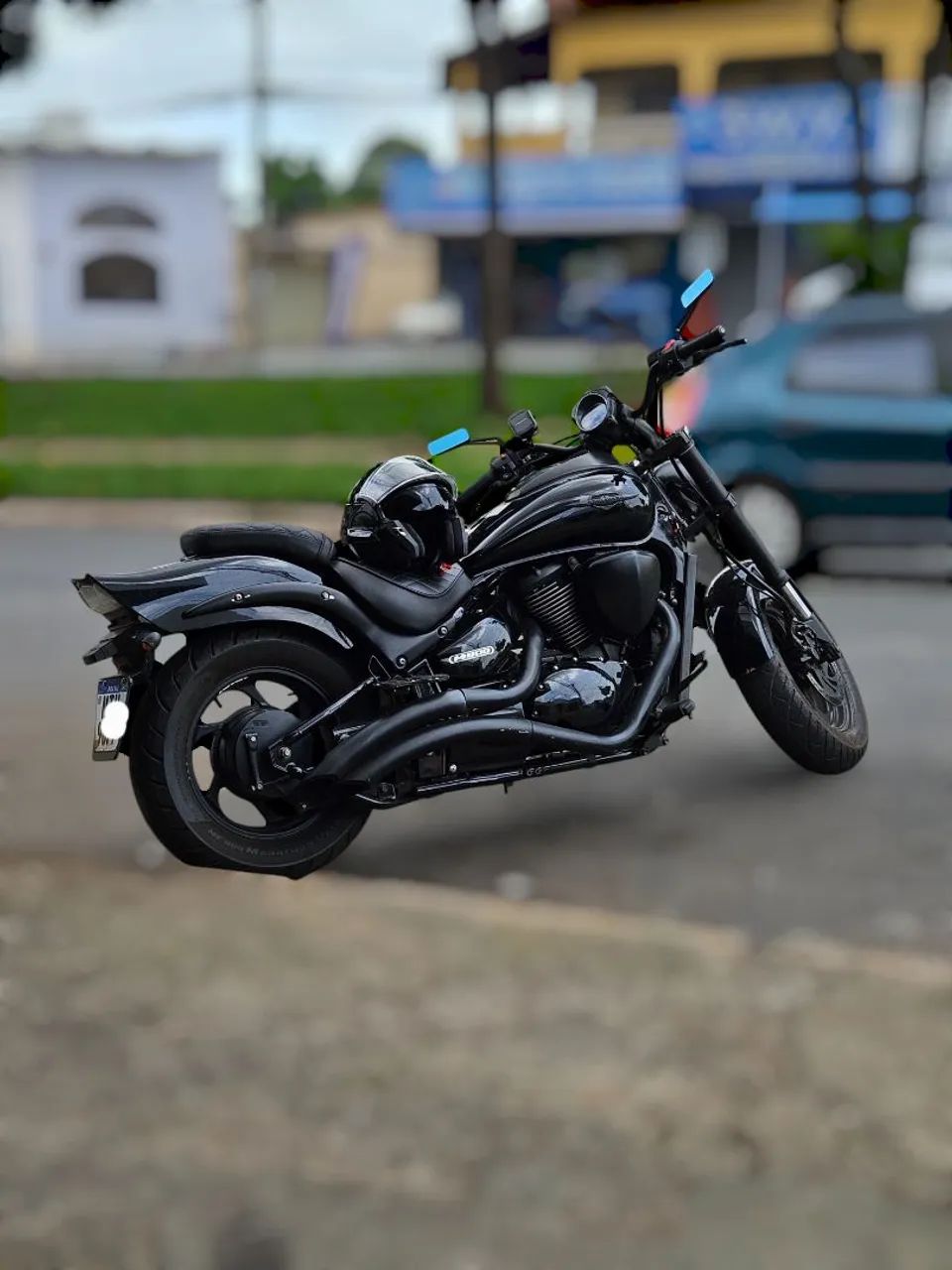 Suzuki Boulevard 800 , em ótimo estado, para quem quer potência e estilo.  