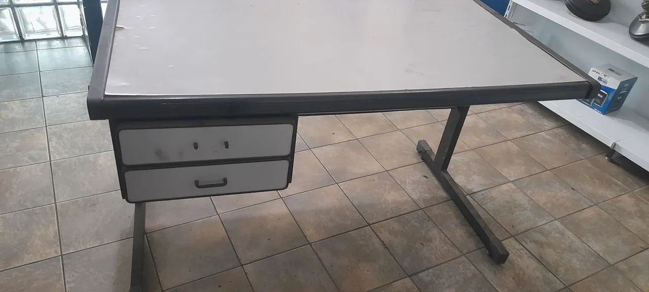 Mesa para escritório 2- gavetas /Pra ir embora..