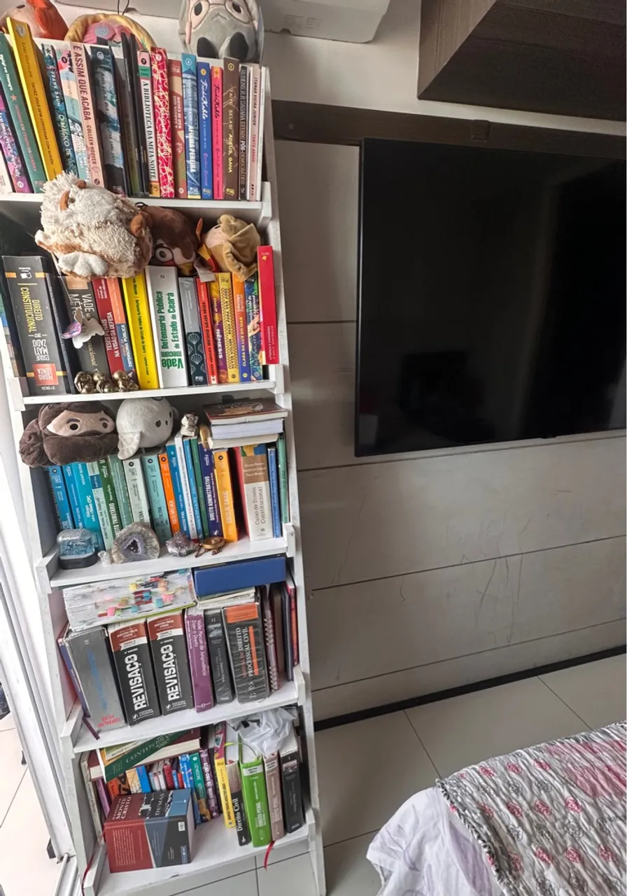 Estante de livros branca tok stok com prateleiras. Pra vender logo!