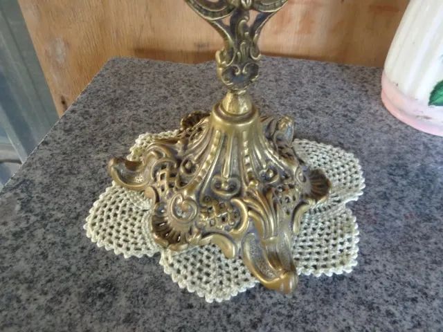  castiçal antigo grande em metal 35 cm altura por 33 cm largura - Foto 2