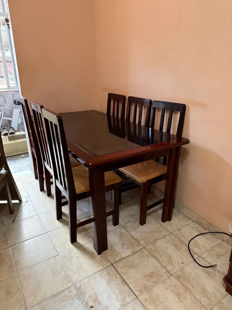 Mesa de jantar com 6 cadeiras de madeira - Foto 2