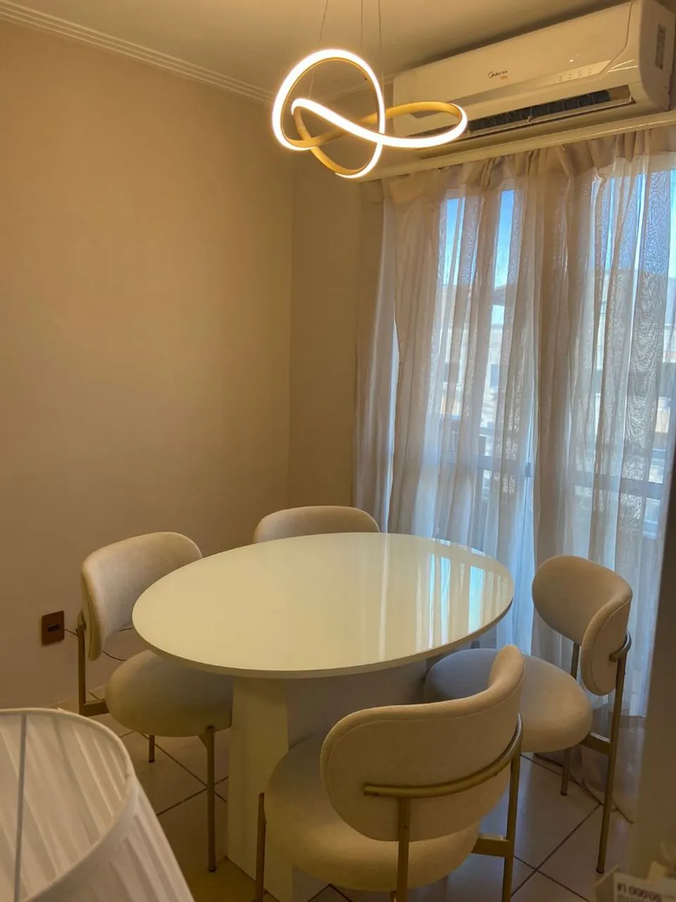 Mesa de Jantar Oval Luxo com Vidro Laqueado Mesa direto da Fábrica Promoção Mesa
