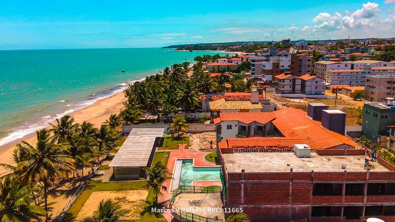 Flats beira mar Ap 22m a 52m. Pe na areia