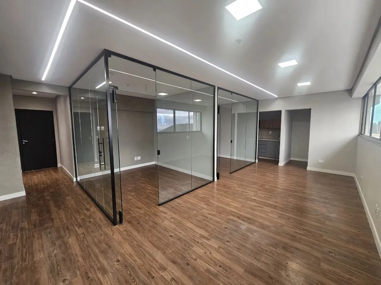 SALA PARA LOCAÇÃO 58 METROS COM 01 VAGA NO VILA DA SERRA