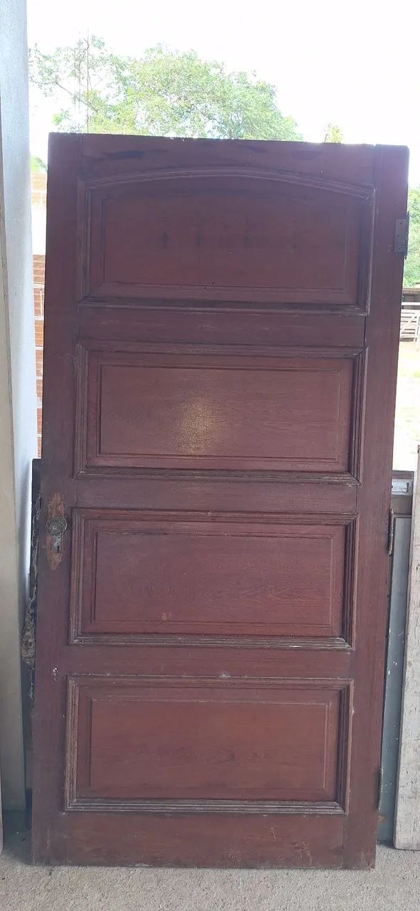 Porta de madeira de lei