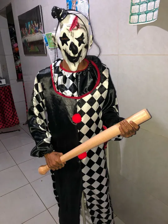 Fantasia palhaço assassino completa com taco de baseball