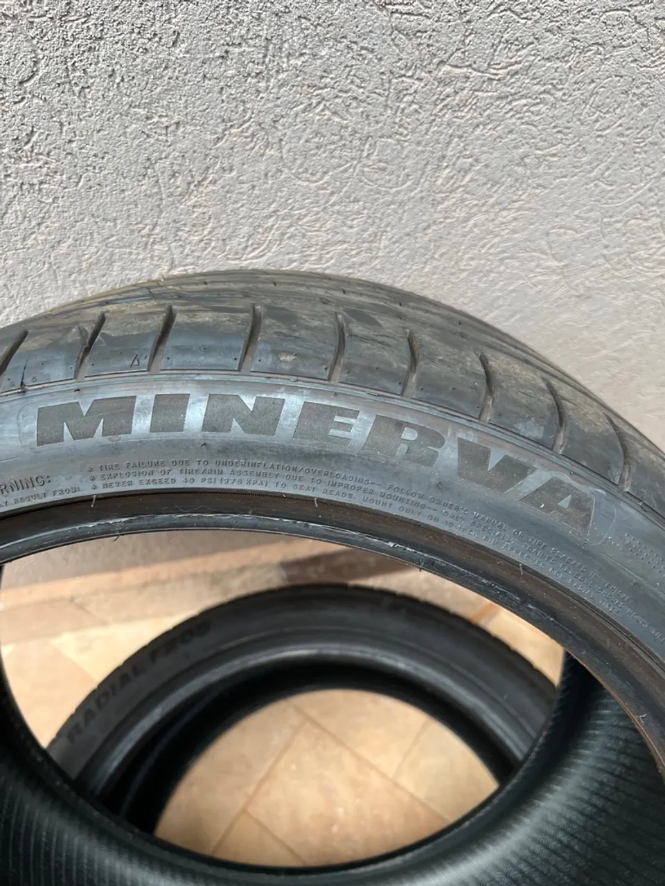Pneus 275/35/19 MINERVA