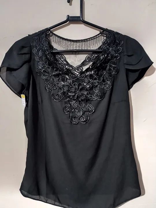 Blusa preta com renda