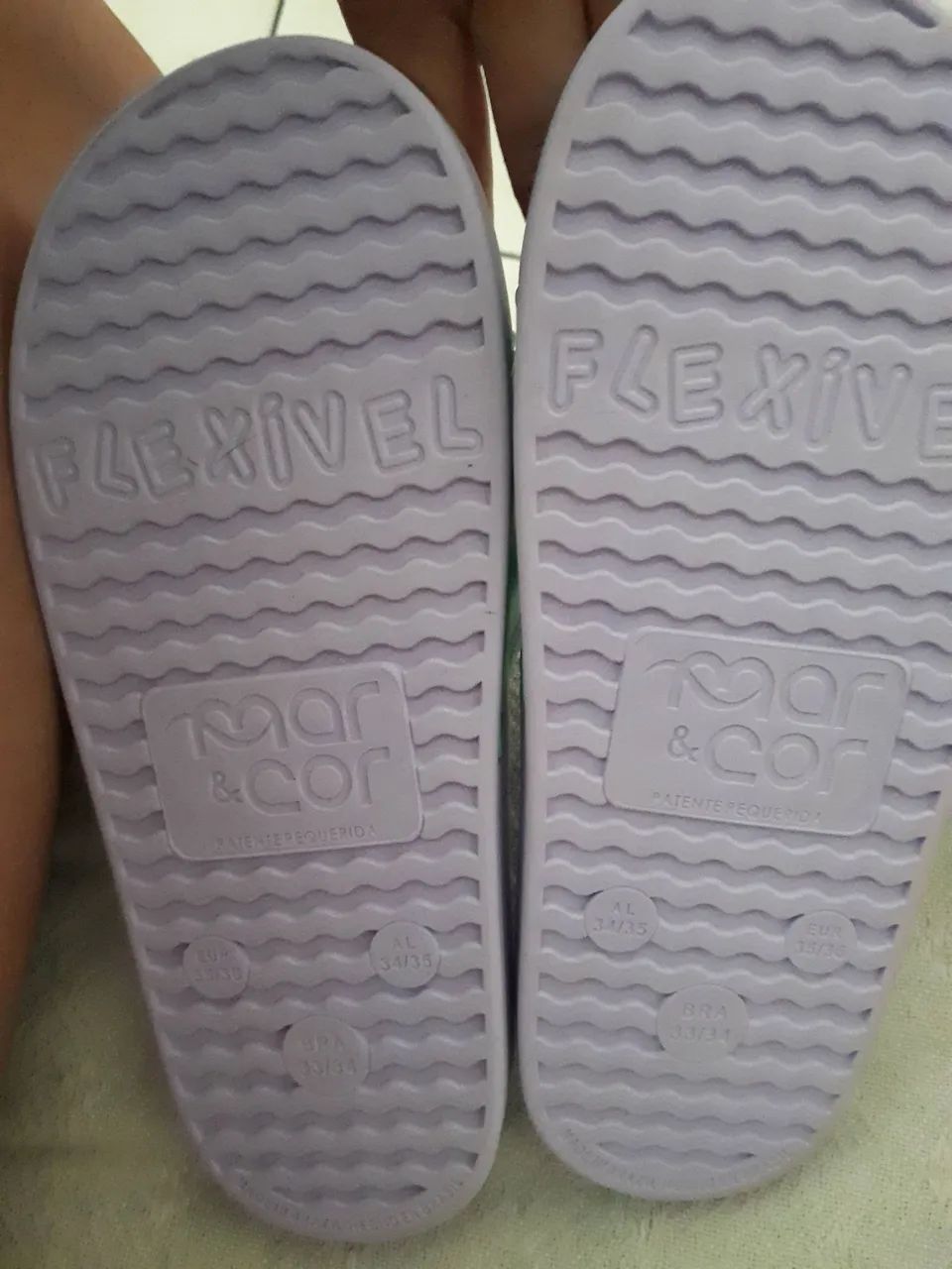 Chinelo com motinho de brinquedo. - Foto 3