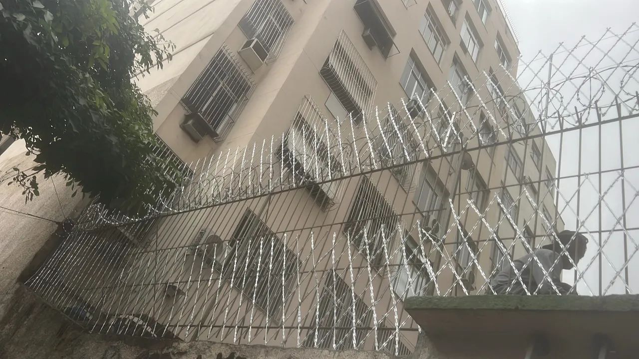 Cerca de proteção com arame de concertina 