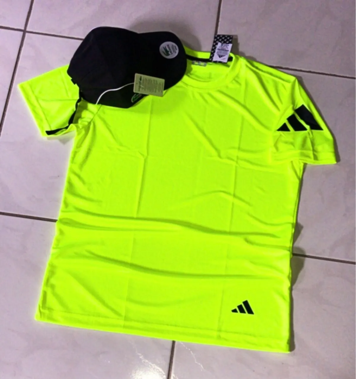 Camiseta e boné 
