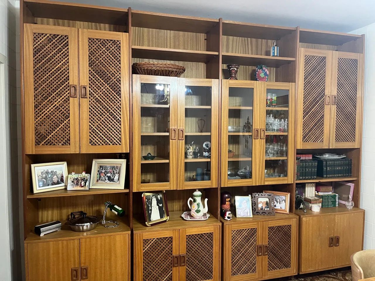 Conjunto de Armários de Madeira com Prateleiras e Vitrines - Foto 3