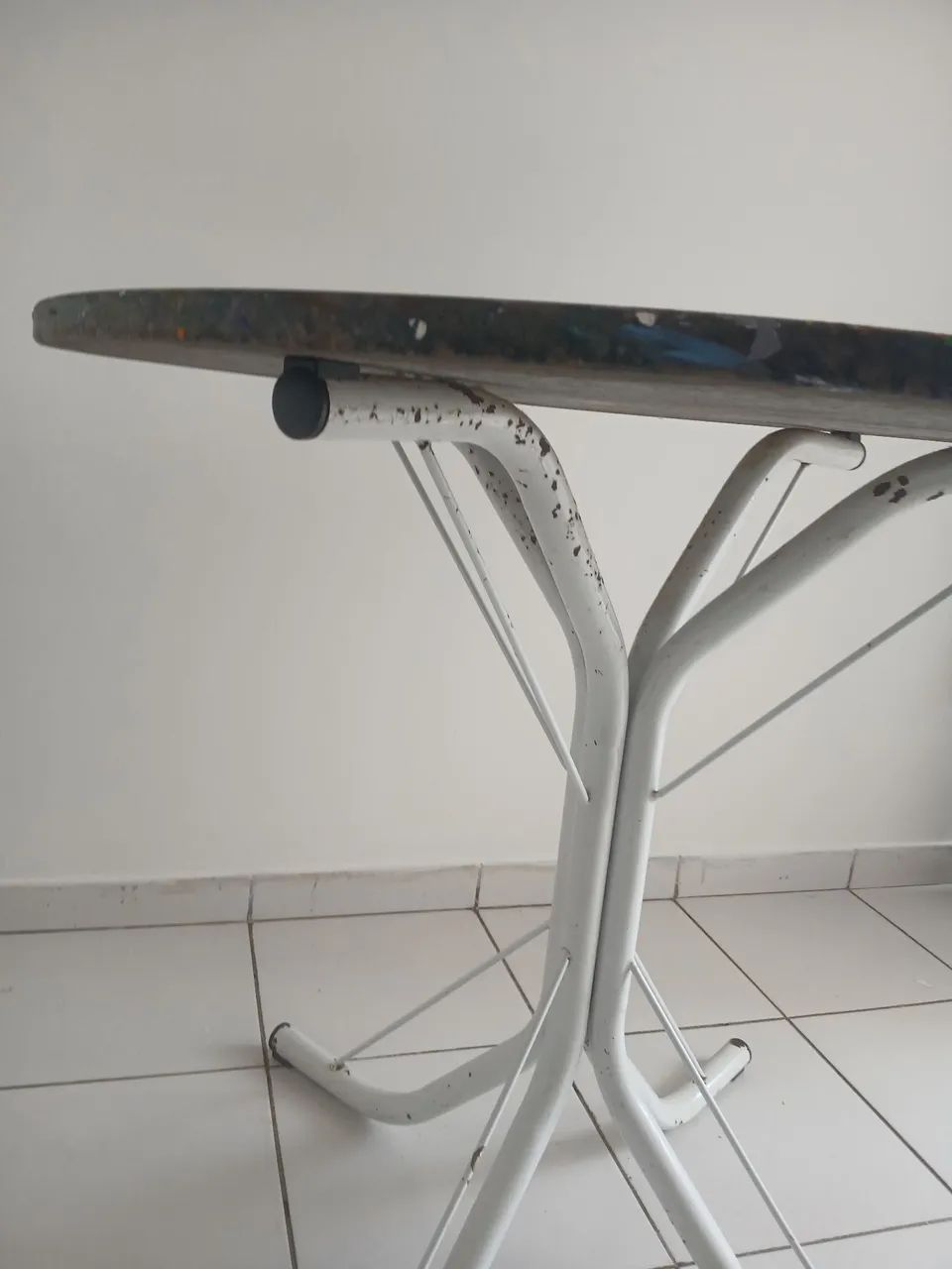 Mesa redonda com tampo de granito, resistente e de fácil limpeza. - Foto 2