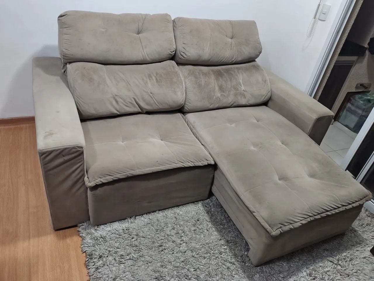 Sofá retrátil reclinável Suede bege  - Foto 5