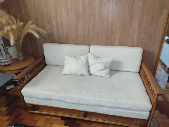 SOFÁ CAMA, JACARANDÁ E TECIDO BOUCLE OFF WHITE - Foto 2