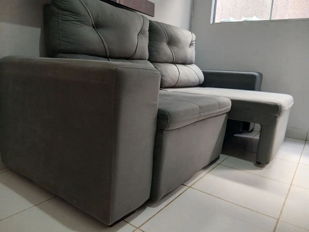 Sofá cama retrátil 2.10m cinza em perfeito estado e ja foi impermeabilizado - Foto 3