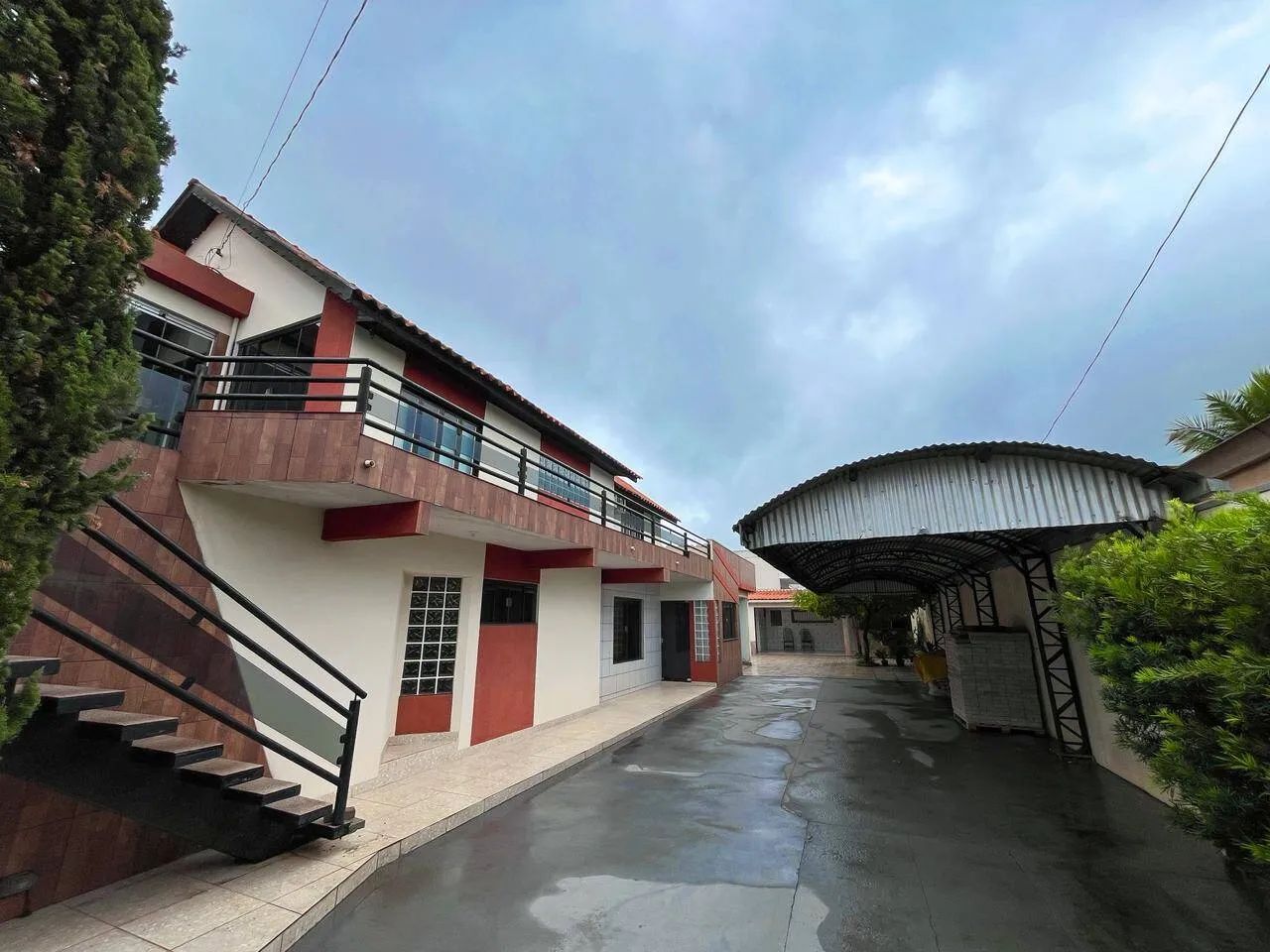 Sobrado a venda no centro de Campo Verde com edícula e churrasqueira