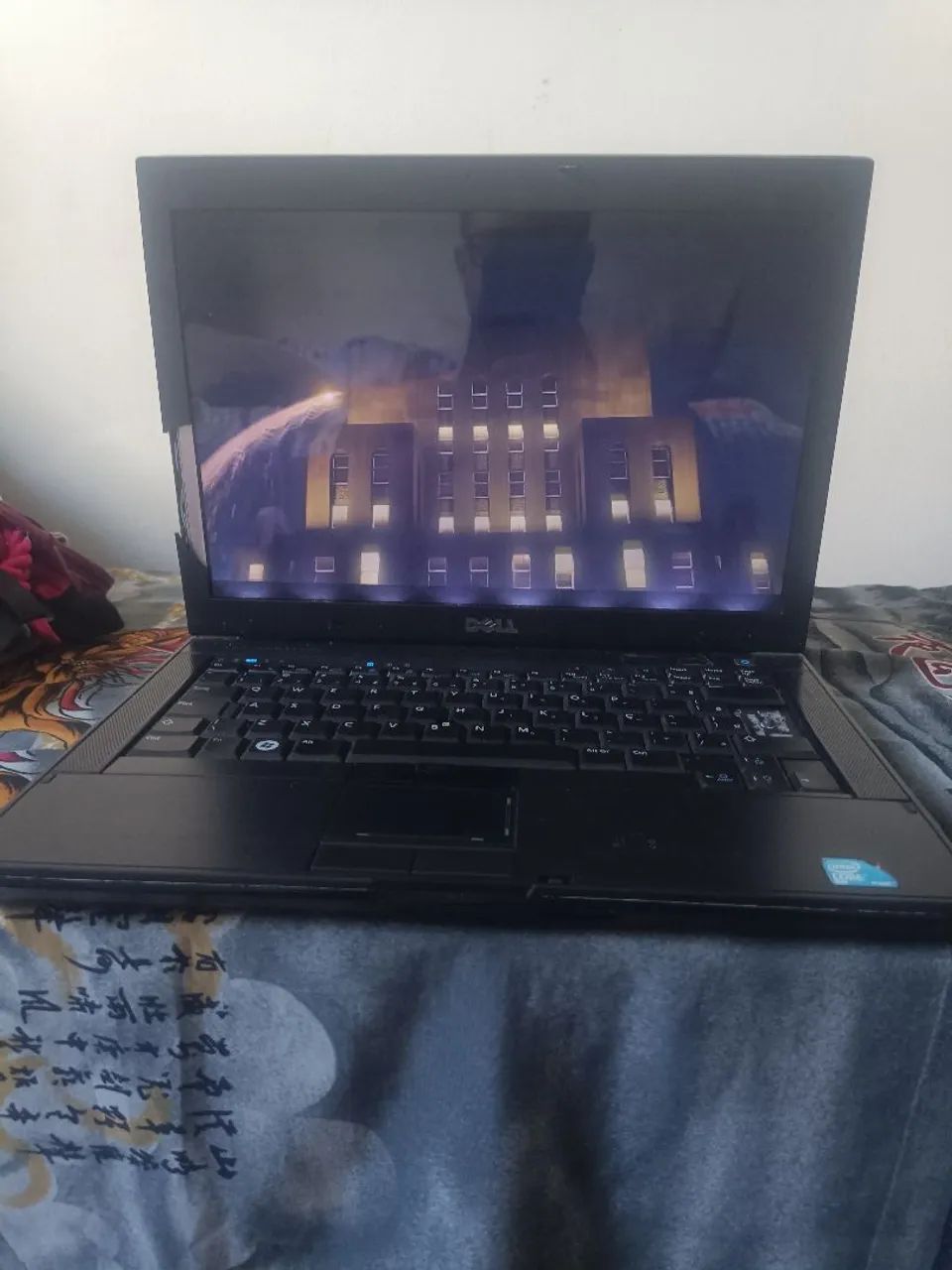 Notebook Dell com sistema de jogos retro, acompanha joystick.