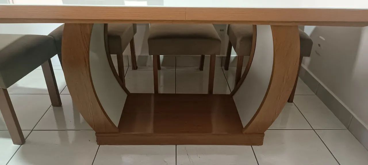 Vendo mesa com 6 cadeiras. - Foto 2