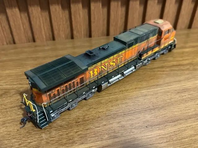 Locomotiva AC4400CW BNSF KATO (leia) - Foto 4