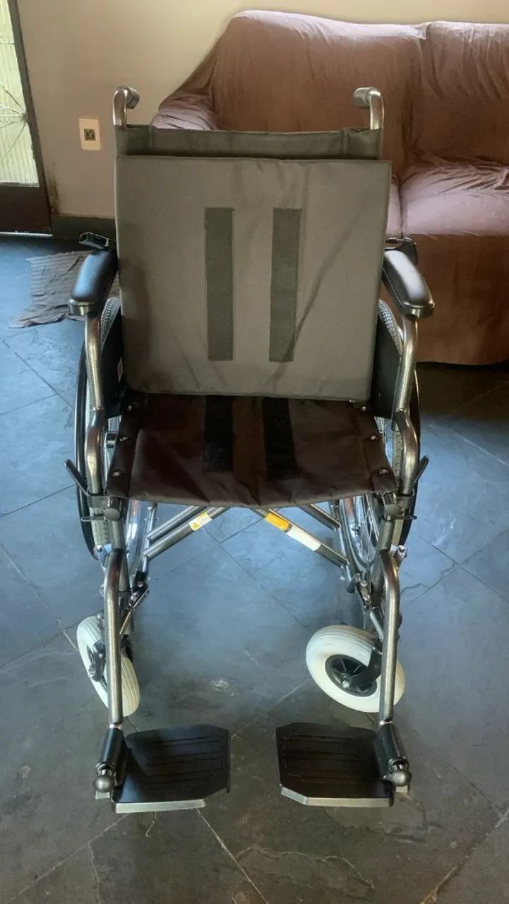 Cadeira de Rodas nova usada somente uma vez  - Foto 2