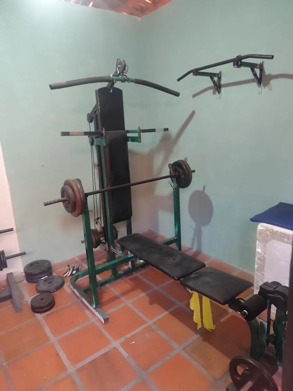 Academia caseira (máquinas e pesos)