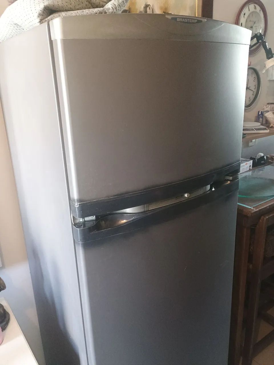 VENDO GELADEIRA FROST FREE USADA FUNCIONANDO OK 330 LITROS MARCAS DE USO - Foto 2