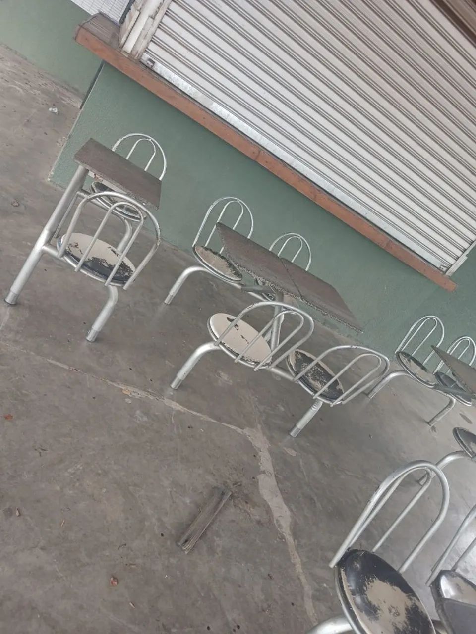 Mesas com jogo de cadeira acoplada. - Foto 2
