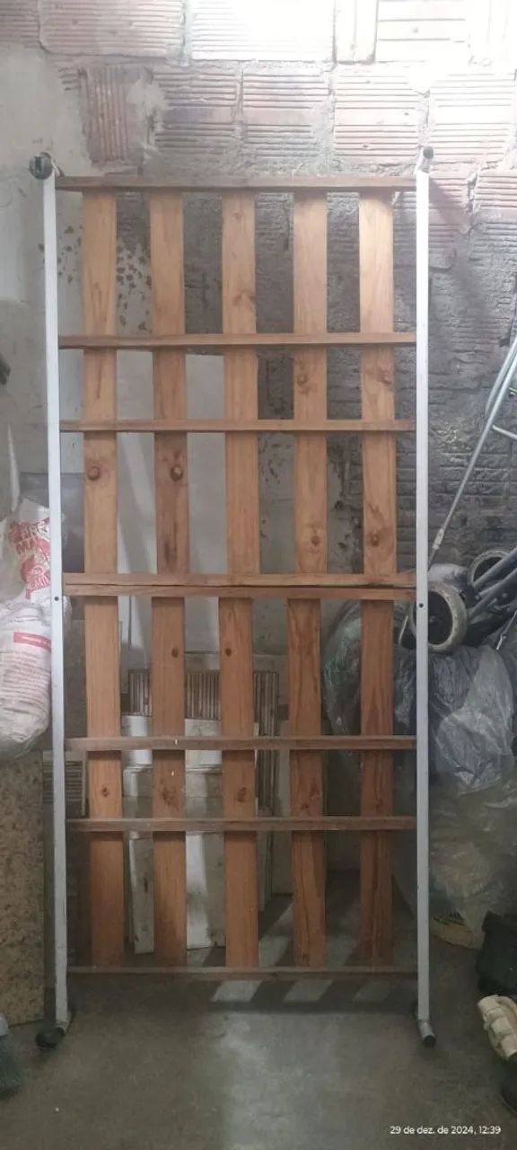 Cama de madeira solteiro