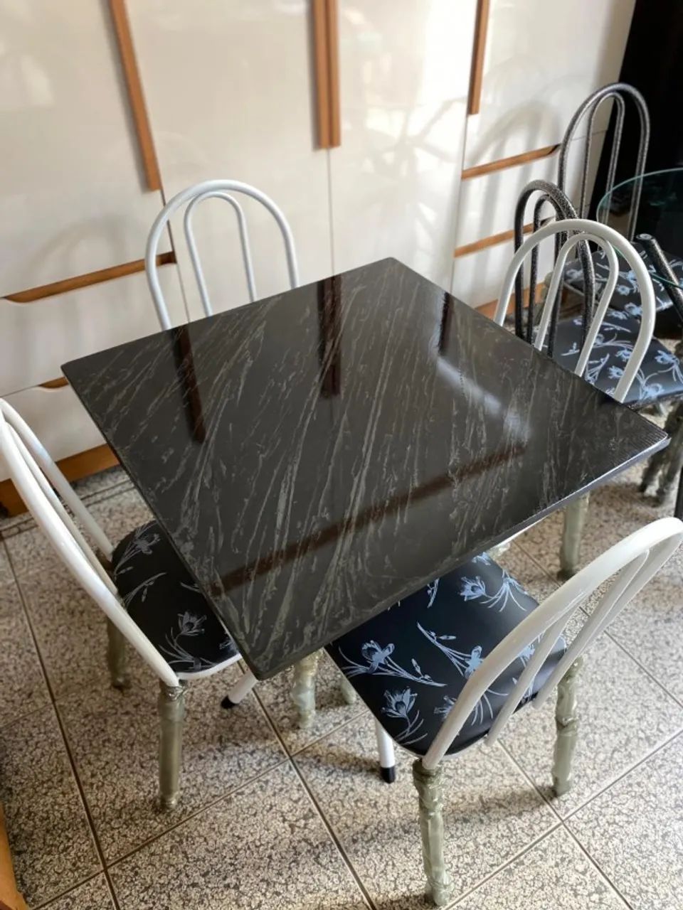 Mesa de Cozinha Marmorizada com 4 Cadeiras Nova, Entrego - Foto 4