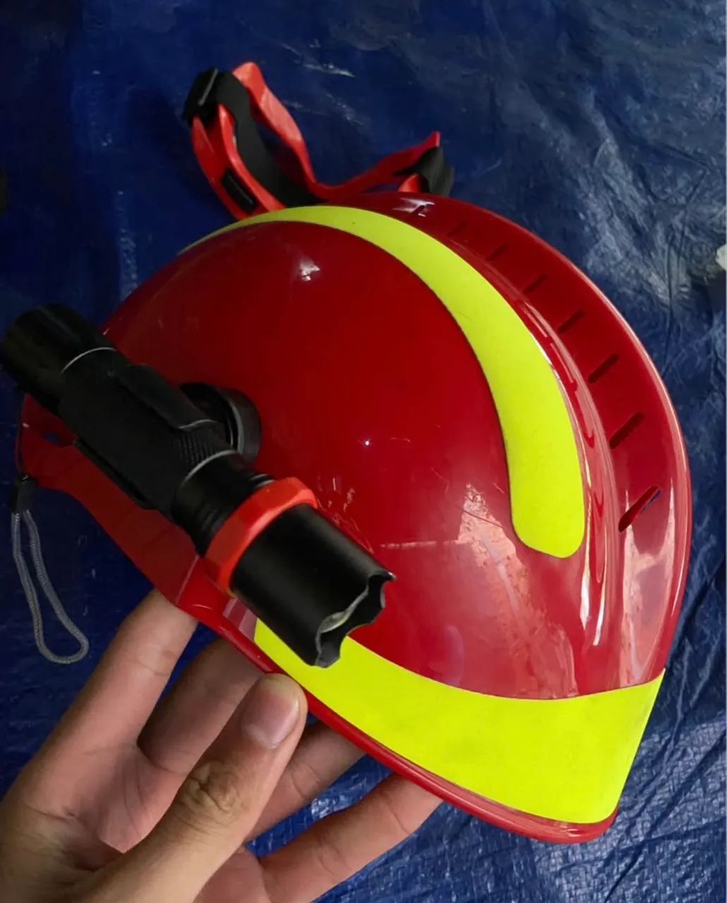 Capacete de bombeiro com óculos de proteção e lanterna - Foto 6