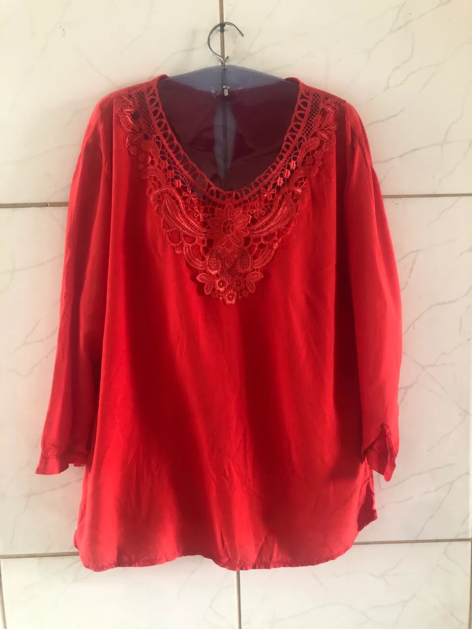 Blusa vermelha com detalhe de renda (M)