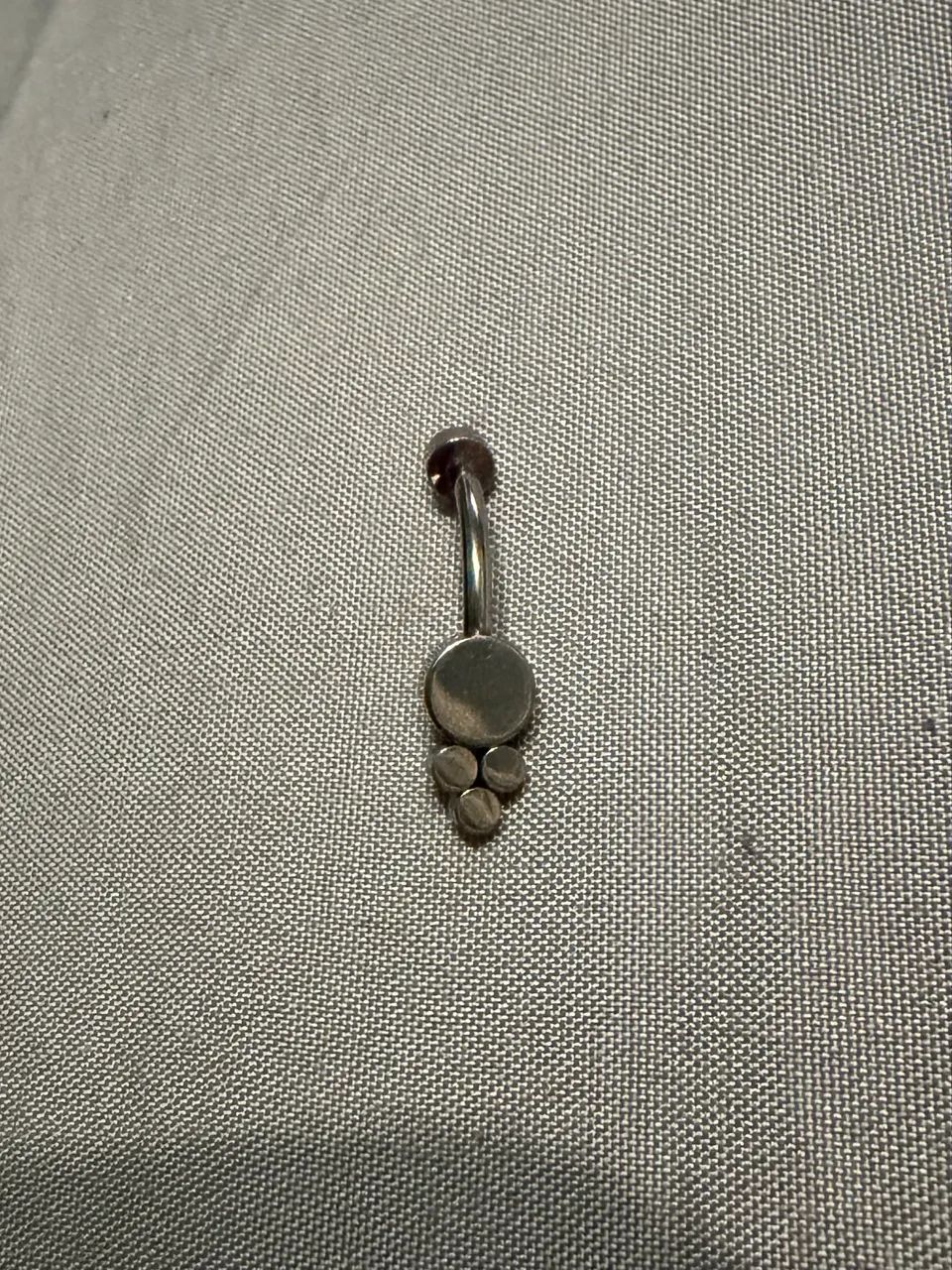 Piercing banana bell com zircônias azuis - Foto 2
