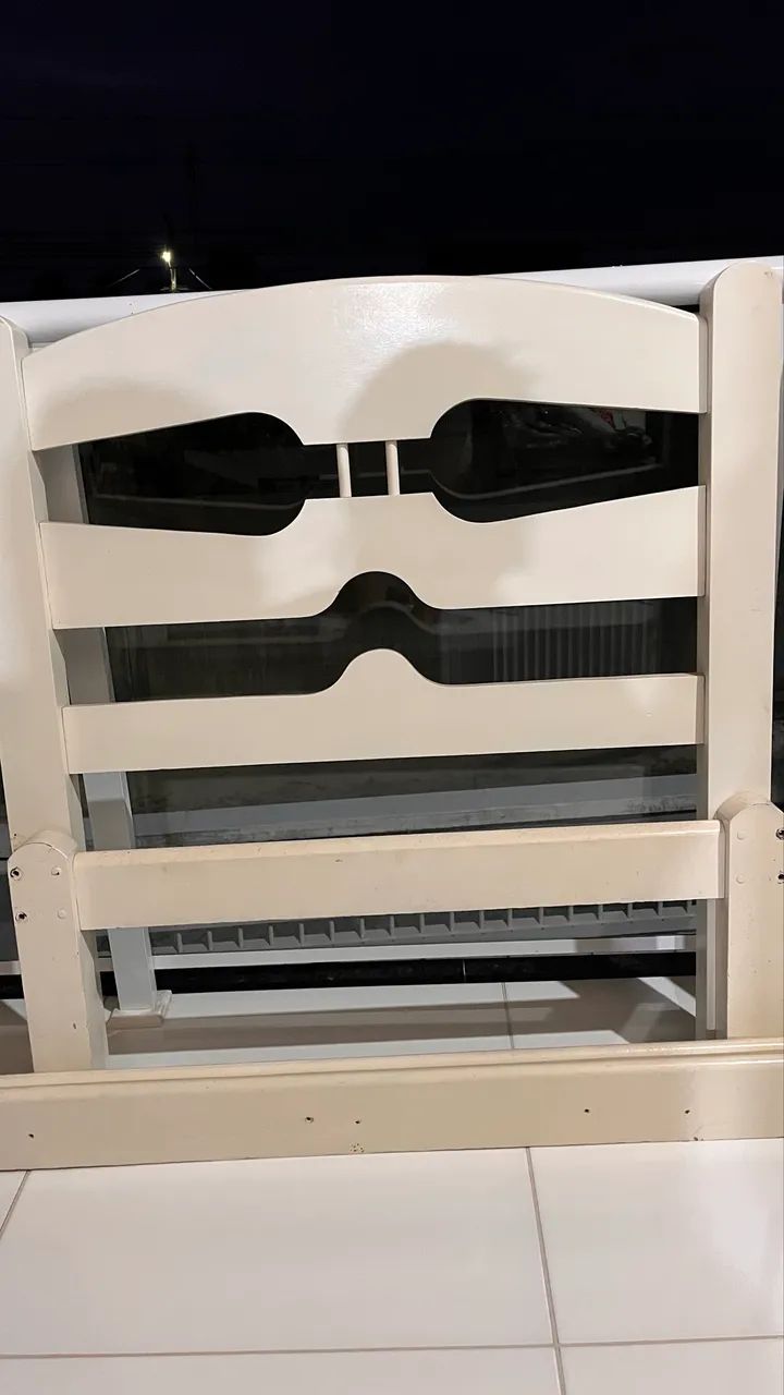 Vendo cama de solteiro de madeira boa 