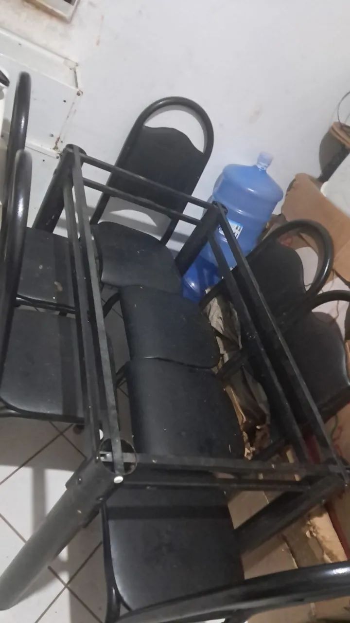 Mesa de jantar tubular com seis cadeiras 