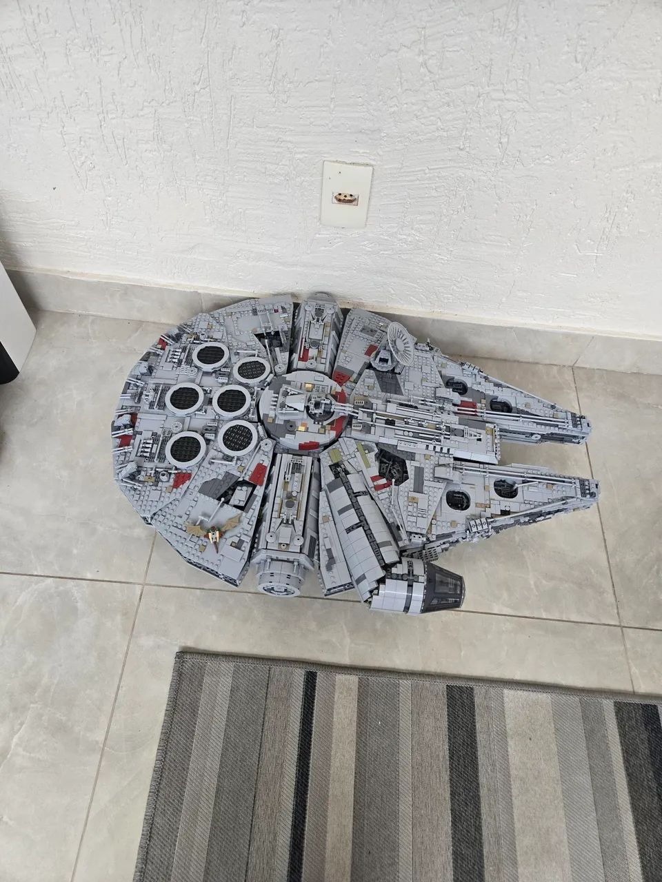 UCS FALCON MONTADA 