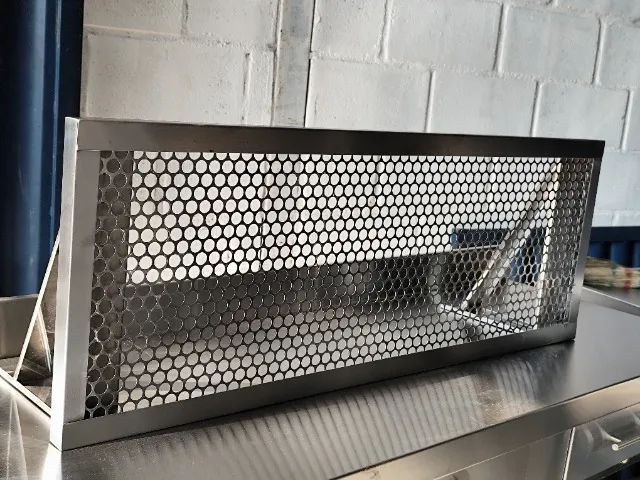 Prateleira inox tela moeda 1,10m anteparo 