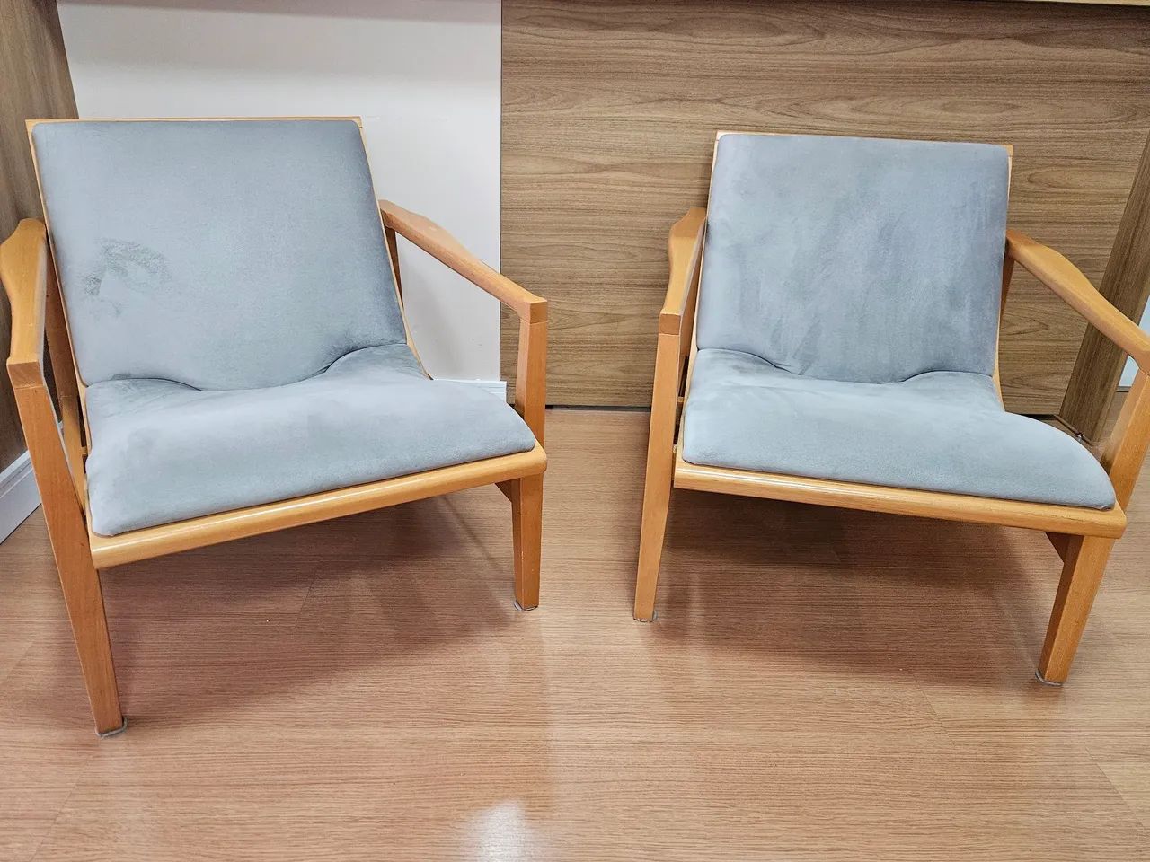 Vendo 2 Poltronas com base em madeira maciça  - Foto 5