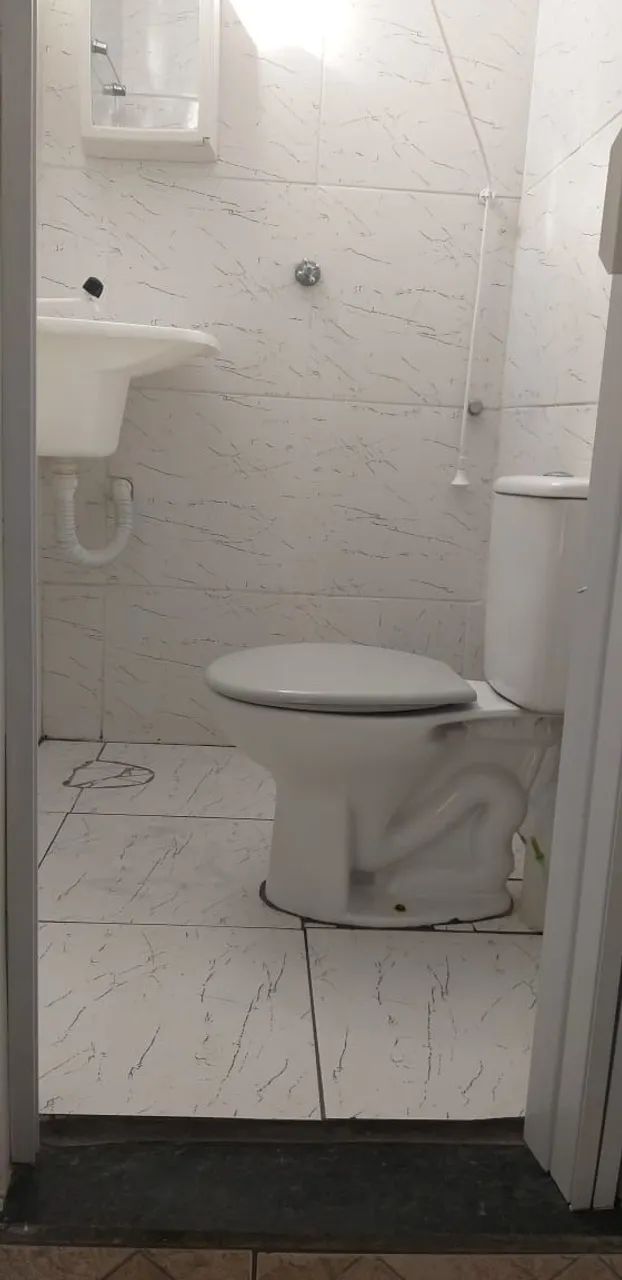 Quarto mobilhado com banheiro individual  - Foto 2