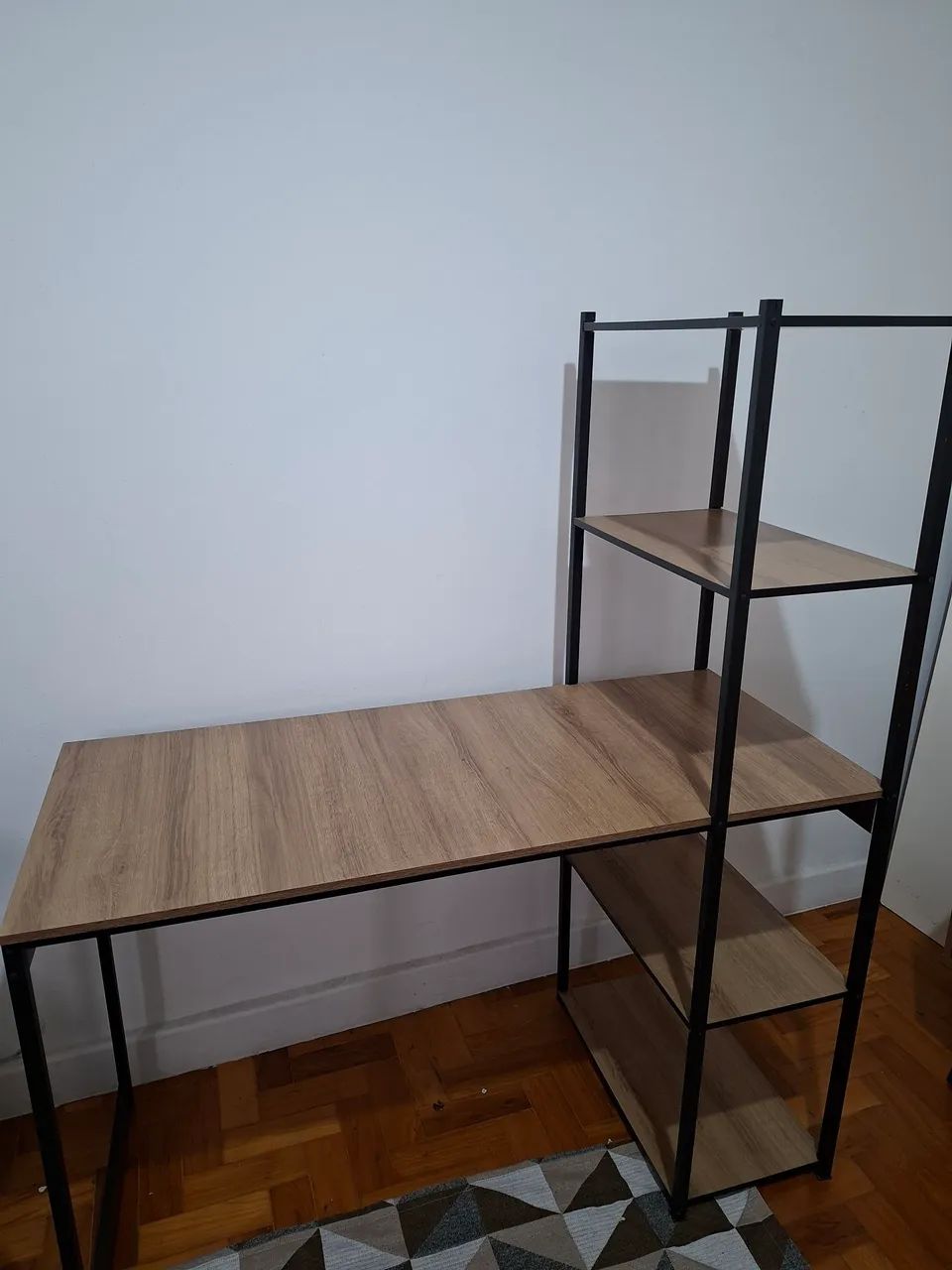 Mesa escritório com prateleiras